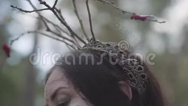 美丽的年轻女子，头上戴着树枝花环，身穿森林仙女的服装或在森林里跳舞，展示着